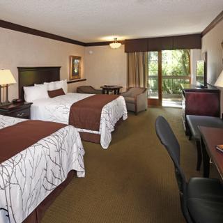 Best Western Plus Yosemite Gateway Inn | Oakhurst, California | Two king beds with desk and seating area