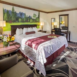 Best Western Plus Yosemite Gateway Inn | Oakhurst, California | King bed room and seating area