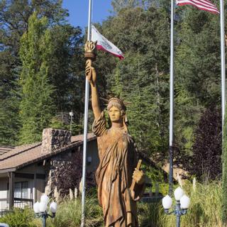 Best Western Plus Yosemite Gateway Inn | Oakhurst, California | Statue of Liberty remake on grounds of hotel