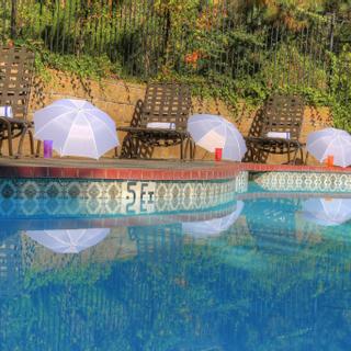 Best Western Plus Yosemite Gateway Inn | Oakhurst, California | Outdoor pool and chairs